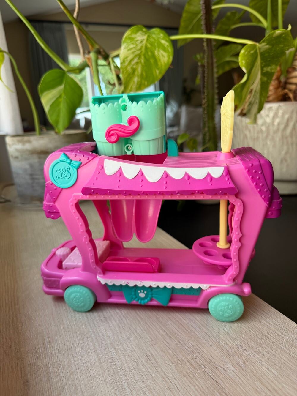 Littlest Pet Shop Sweet Delights Treat Truck by Hasbro
